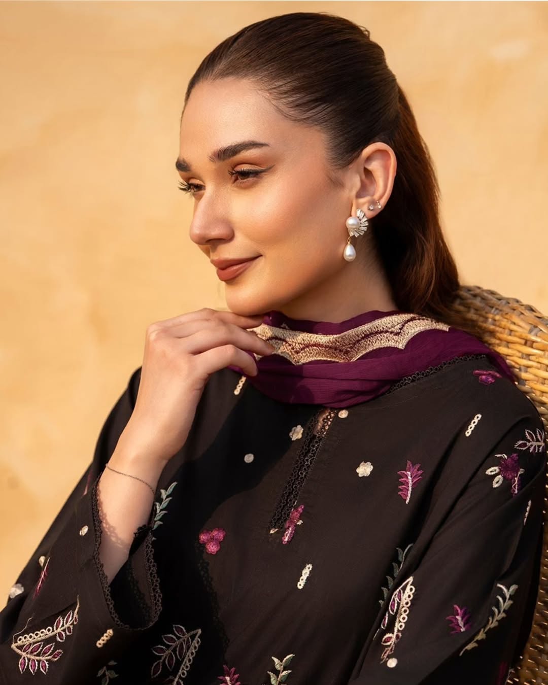Black Aura Emb 2 pc
