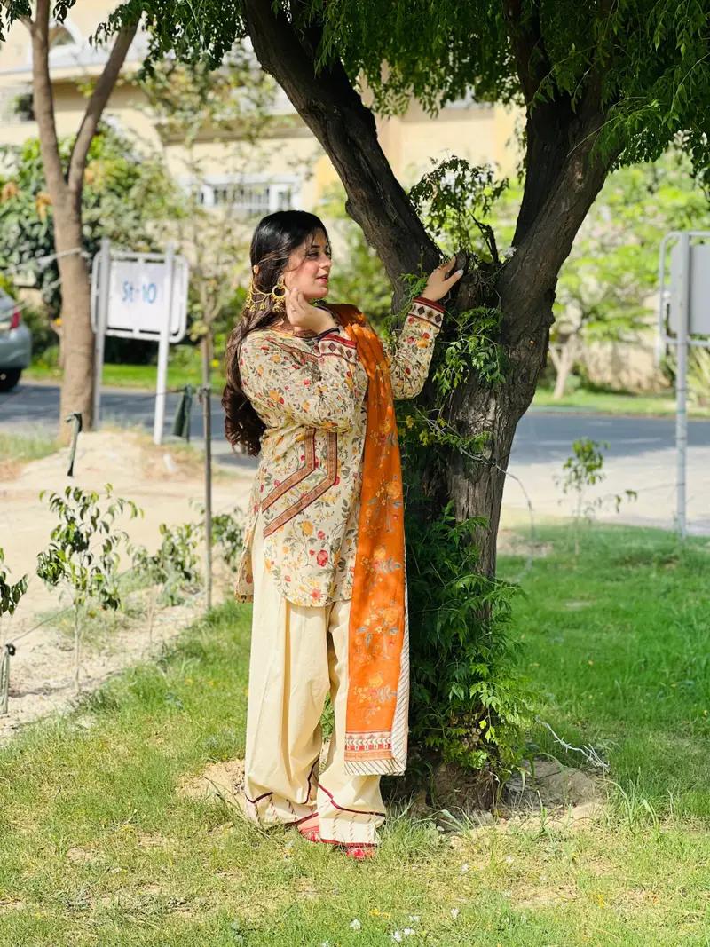 Tabassum lawn 3 pc(Farshi Shalwar)