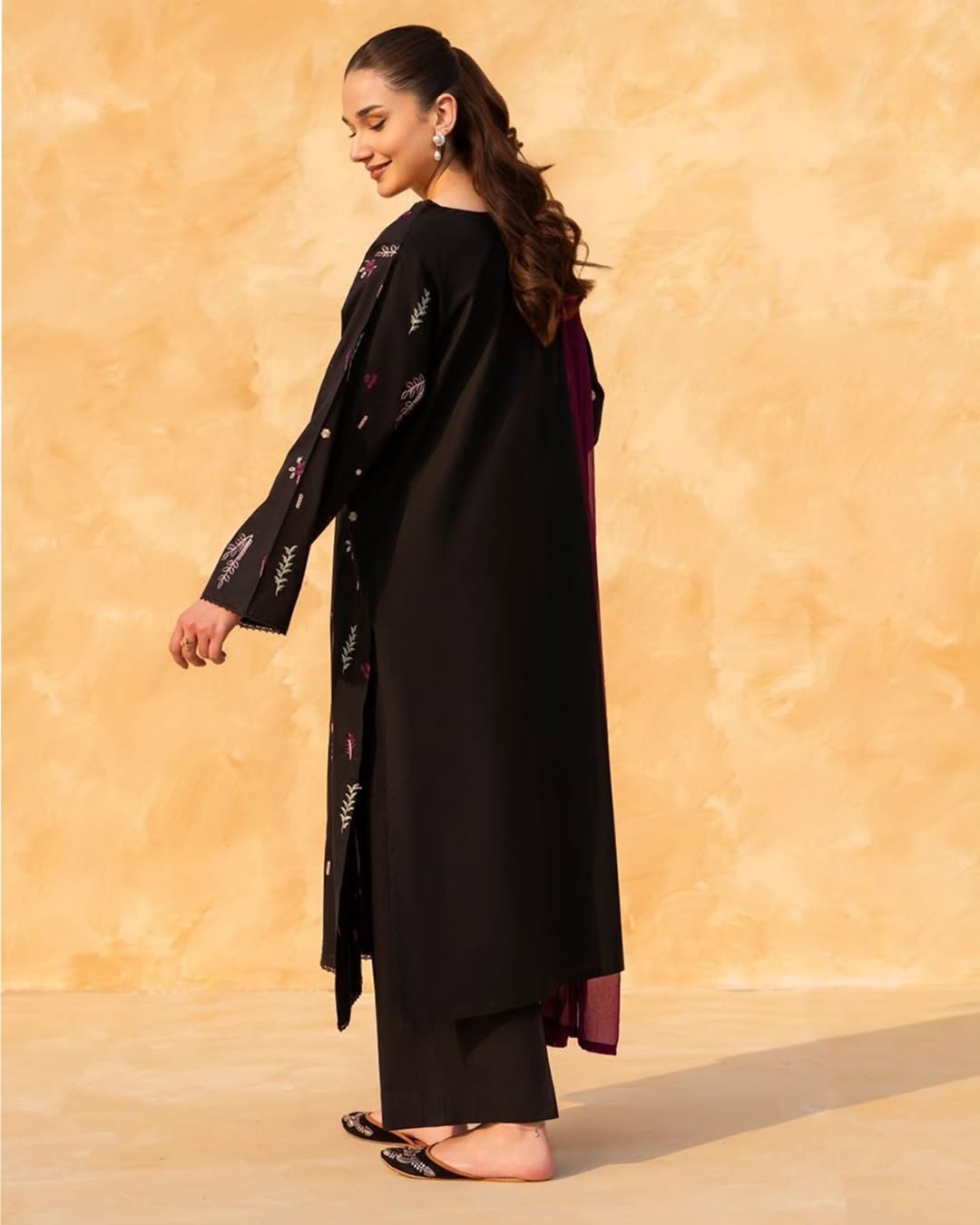 Black Aura Emb 2 pc